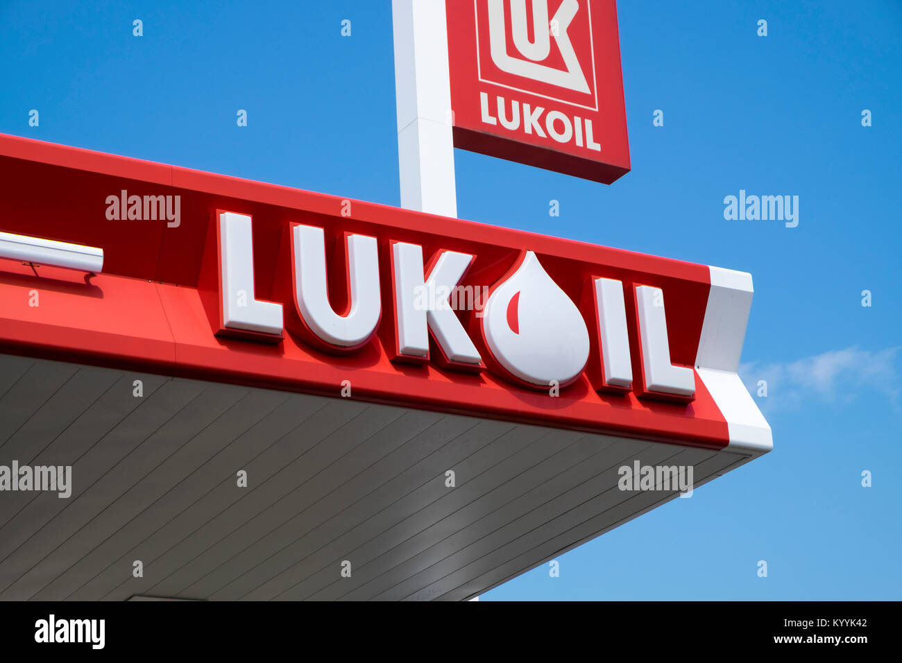 Gigante petrolero ruso Lukoil firmar en una de sus estaciones de servicio en Bulgaria, Europa oriental Foto de stock