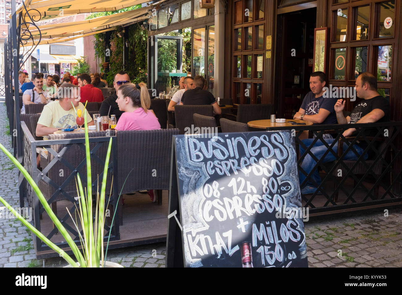 Cafe bar en Nis, en Serbia, Europa con personas sentadas afuera en un día de verano Foto de stock