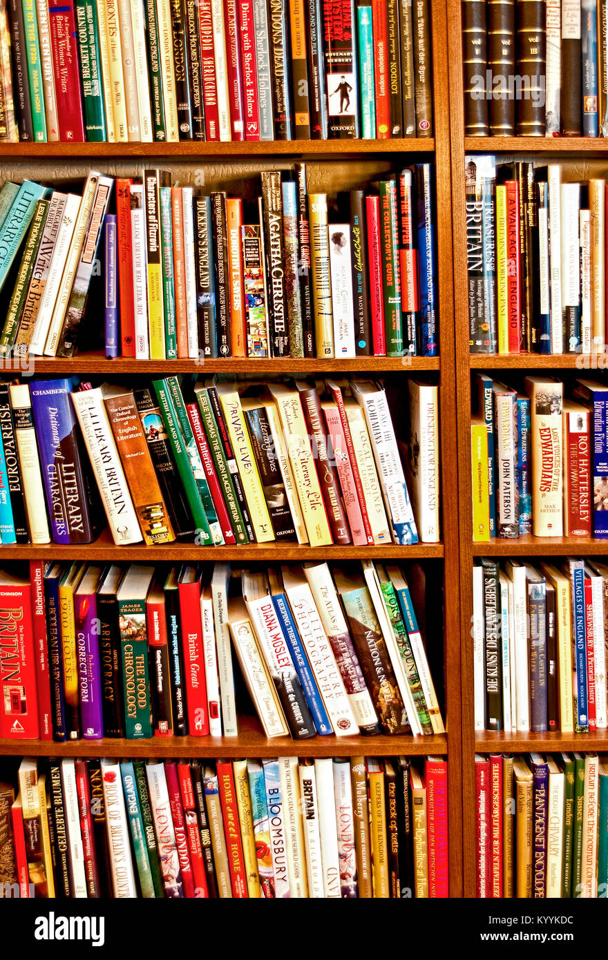 Libros en una fila en los estantes; Bücher aufgereiht en einem Regal Foto de stock