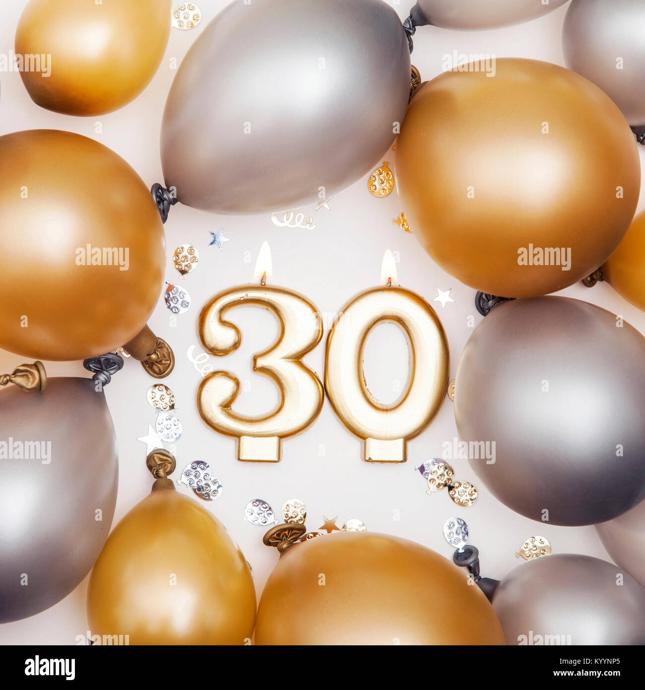 Celebración de cumpleaños decorativa fotografías e imágenes de alta  resolución - Alamy