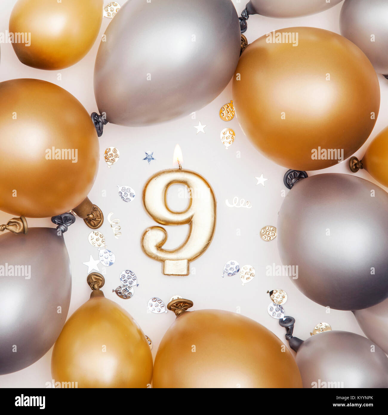 Críticamente Magistrado tirano Fiesta de cumpleaños número 9 velas con globos de oro y plata Fotografía de  stock - Alamy
