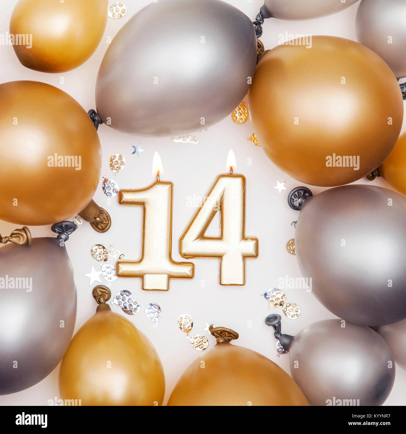 Fiesta de cumpleaños número 14 vela con globos de oro y plata Fotografía de  stock - Alamy