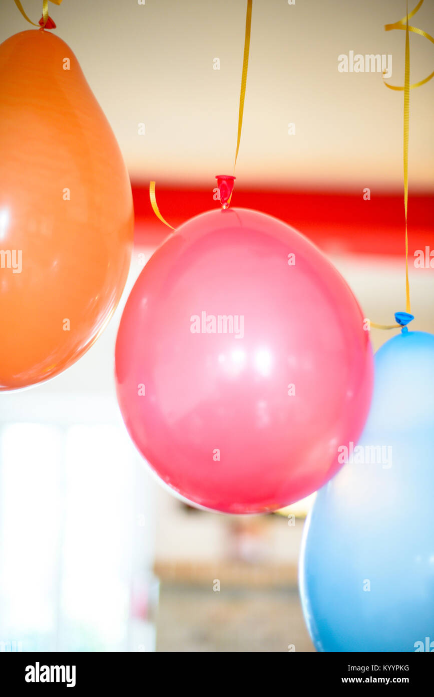 Globos de colores para la fiesta de cumpleaños en casa colgante Fotografía  de stock - Alamy