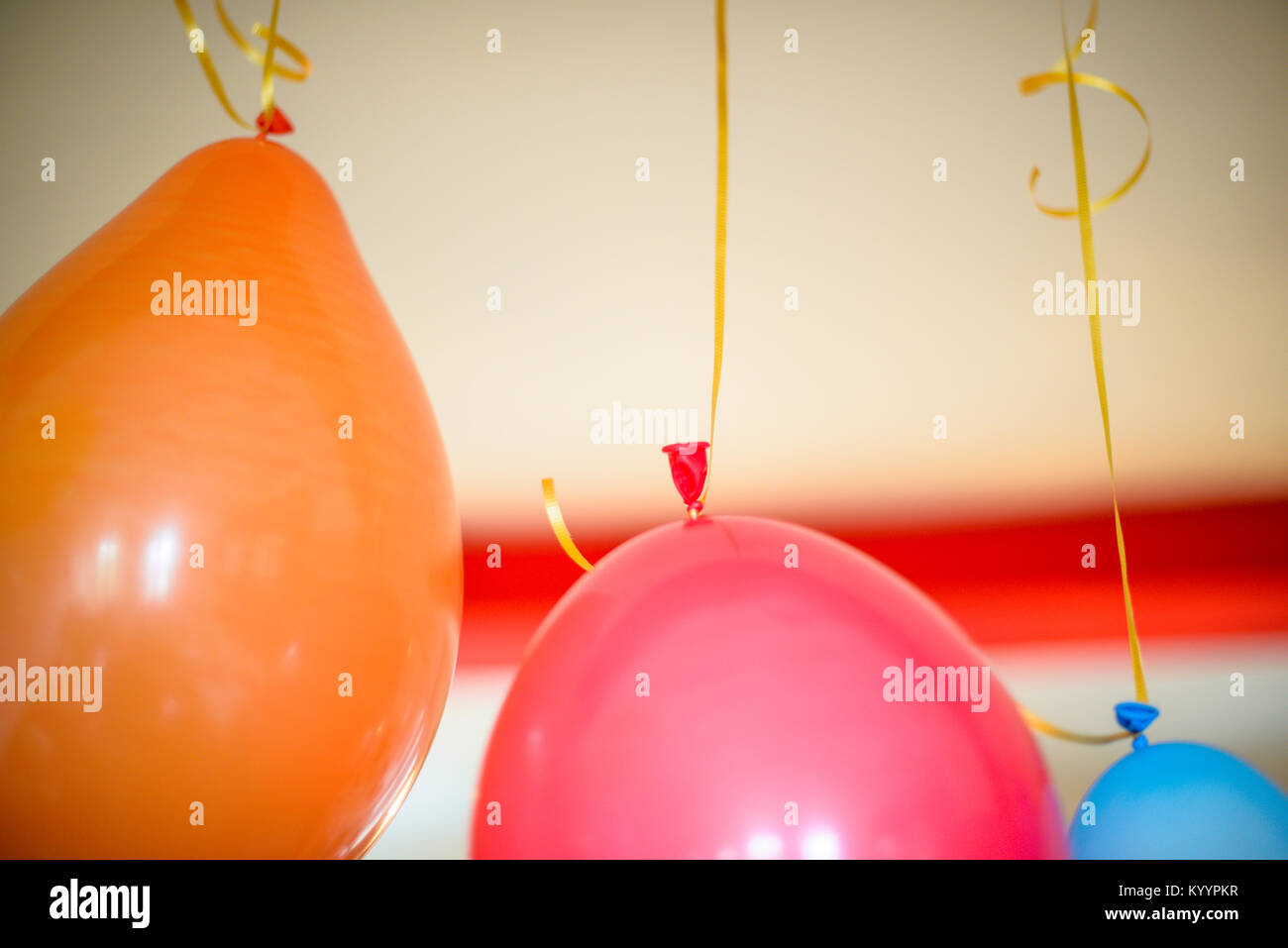 Globos de colores para la fiesta de cumpleaños en casa colgante Fotografía  de stock - Alamy