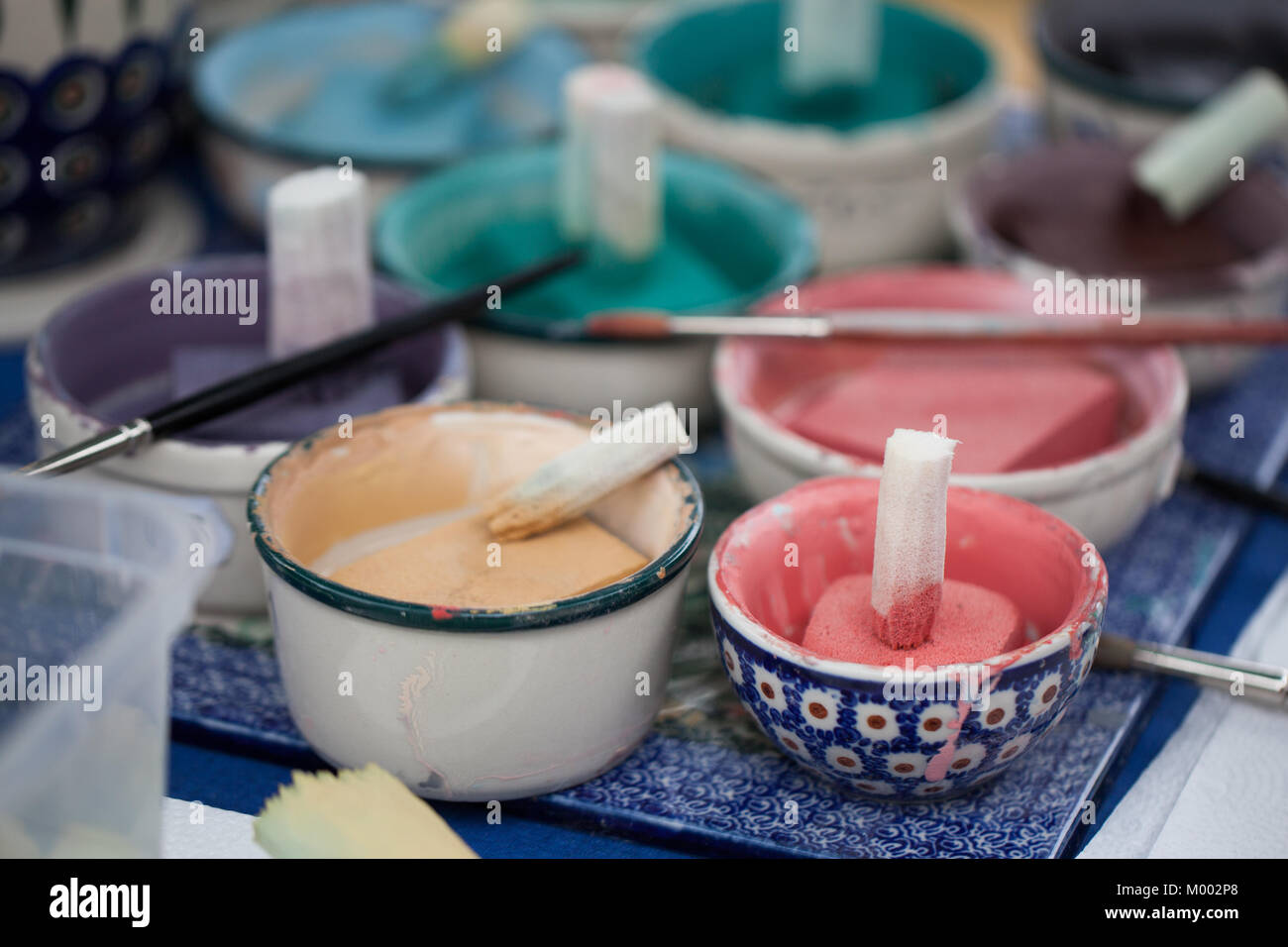 Sellos para pintar platos cerámicos - decorado Foto de stock