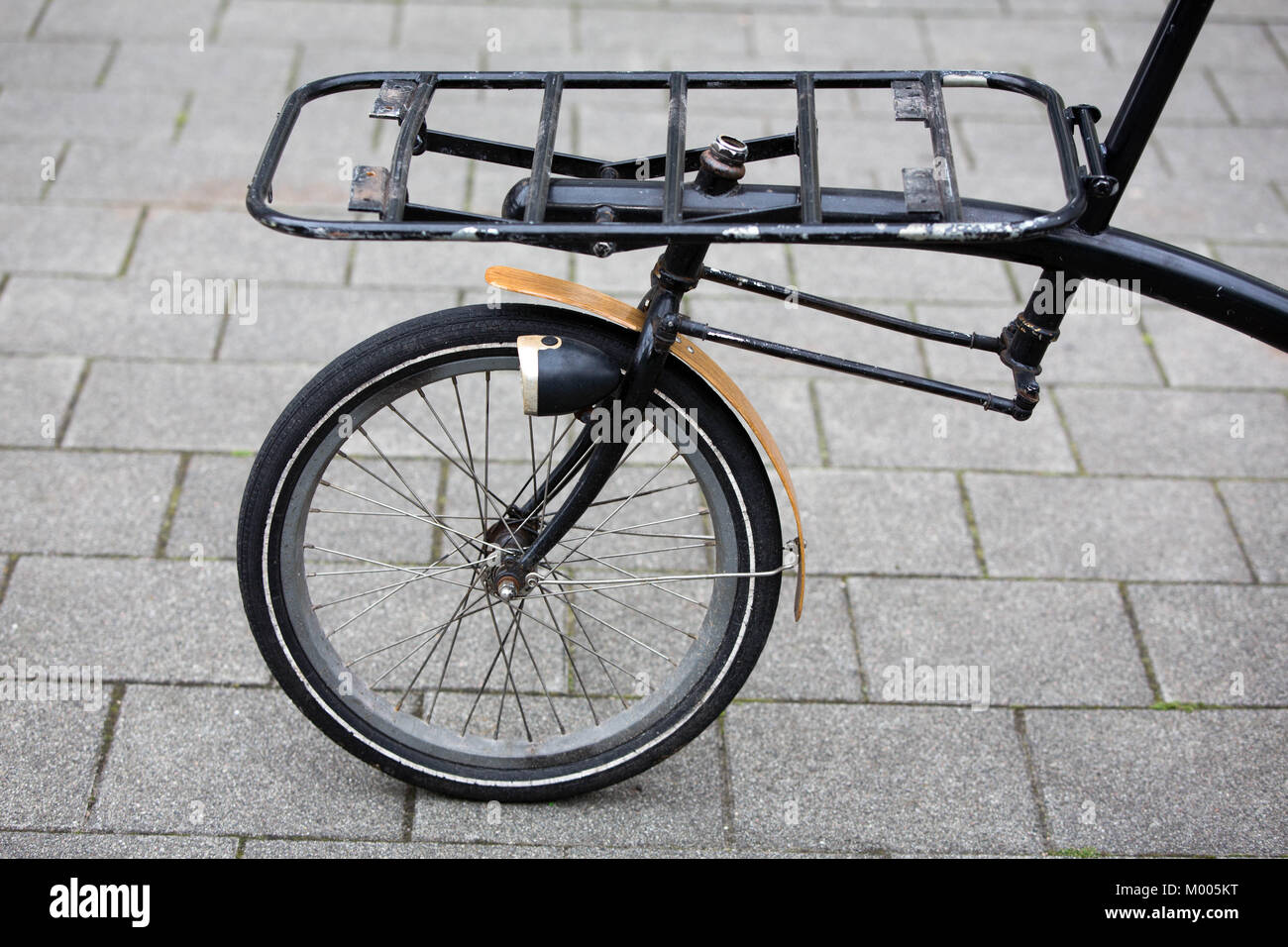 Detalle de la parte delantera de una bicicleta de carga vintage Fotografía  de stock - Alamy