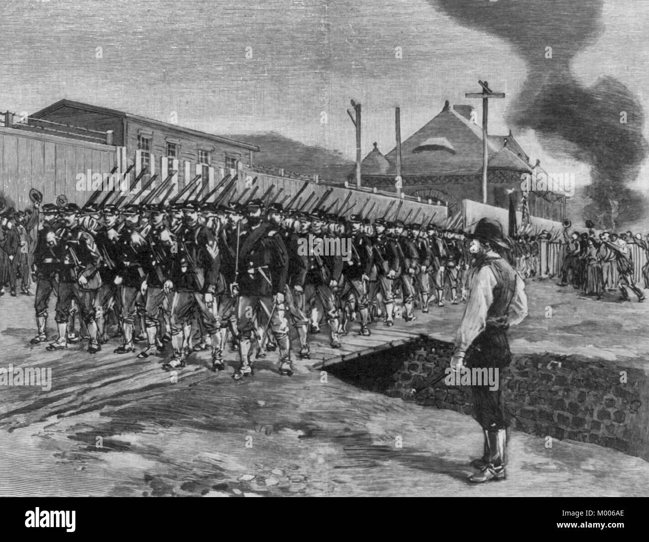 Las primeras tropas en Homestead. El 18º Regimiento pasando la oficina y obras de la empresa Carnegie, 12 de julio de 1892 Foto de stock