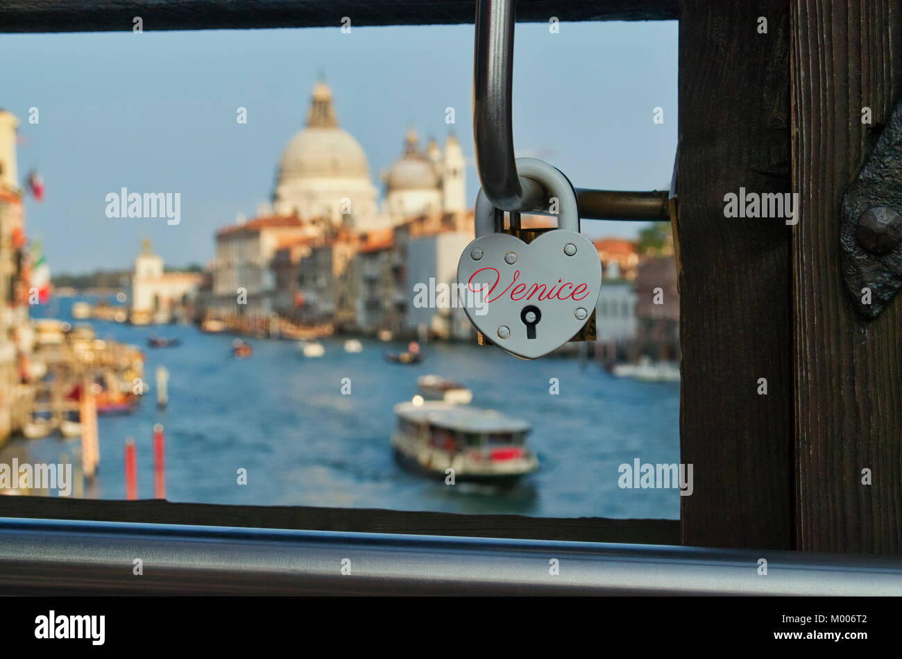 Bloqueo de amor en forma de corazón sobre un puente en Venecia Italia Foto de stock