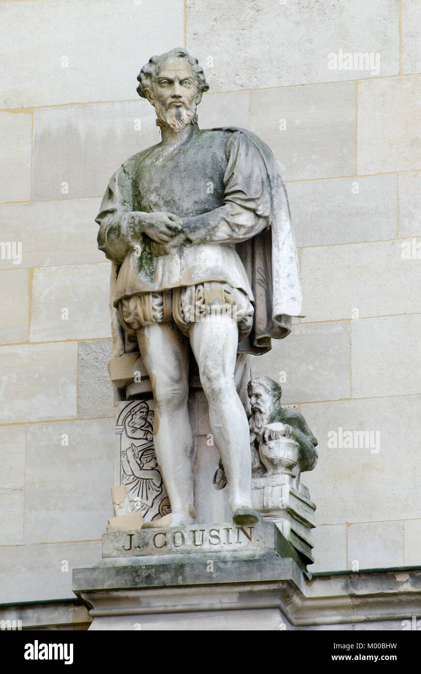 París, Francia. Palais du Louvre. Estatua en el Cour Napoleon: Jean Cousin el viejo (C1500-1560) Francés pintor, escultor, grabador, grabador y geome Foto de stock