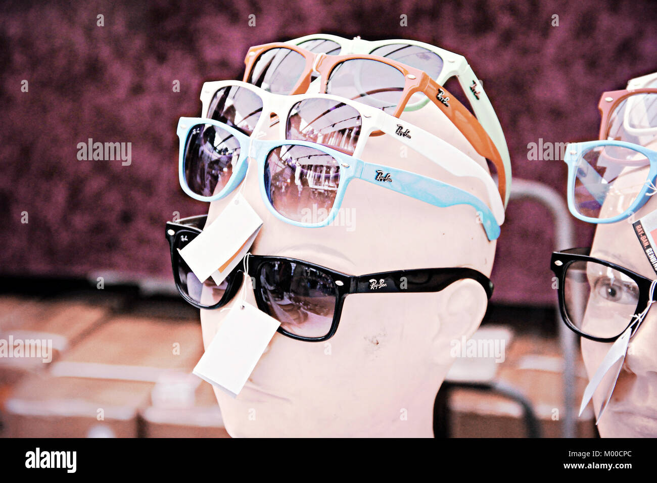 Gafas de sol de la marca italiana clásica Ray-Ban para venta en un stand en  Amsterdam - copia o no. Holanda 2011 Fotografía de stock - Alamy