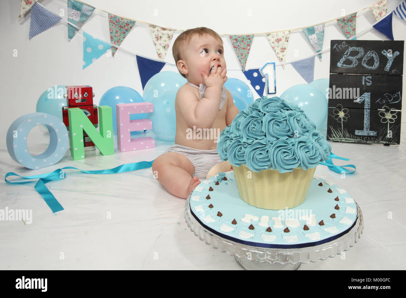 1 años de edad fiesta de cumpleaños cake smash, comida divertida Fotografía  de stock - Alamy
