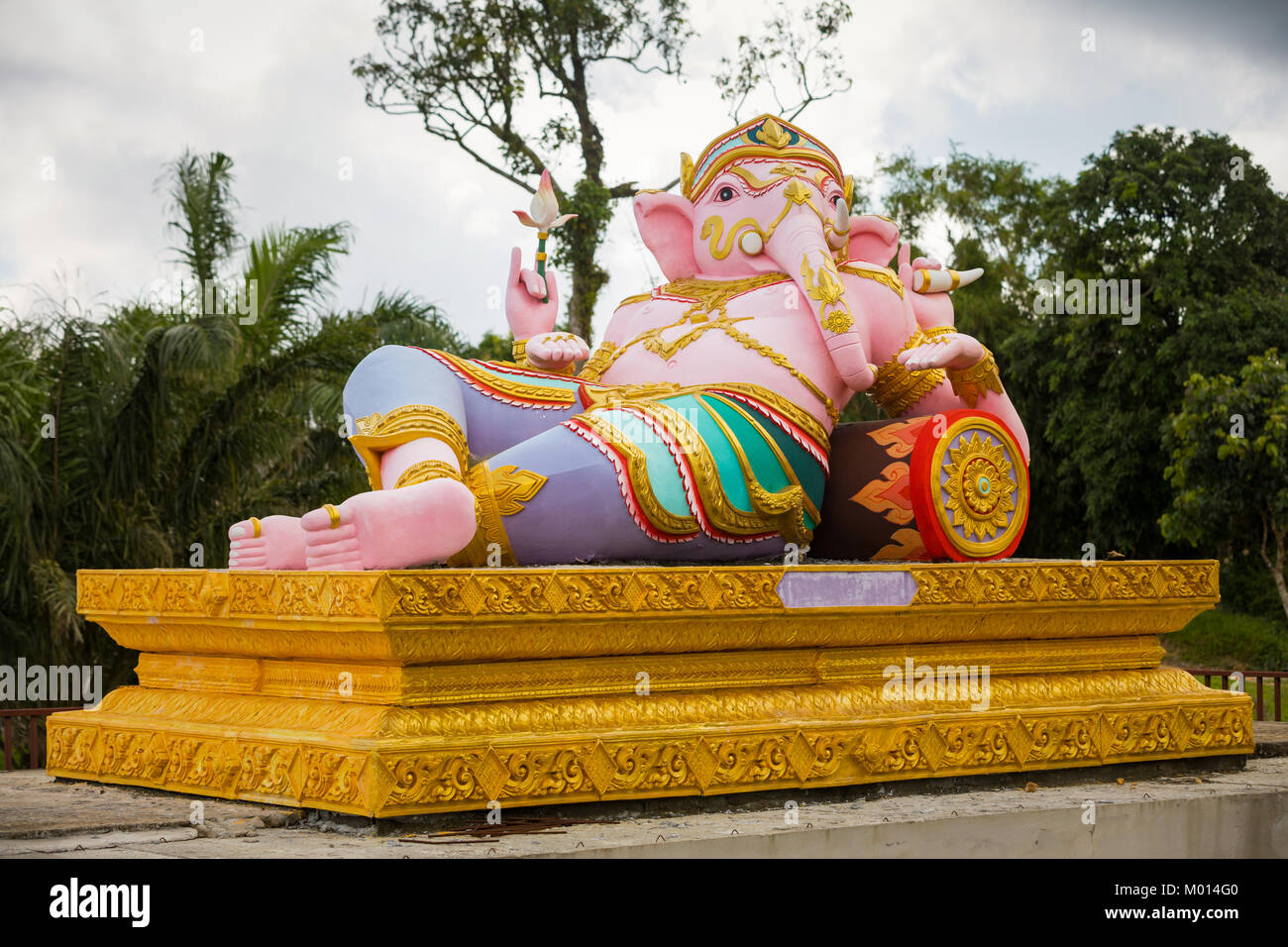 La escultura del templo de montaña con gran Buda de Oro es el punto más alto de Koh Sumui Foto de stock