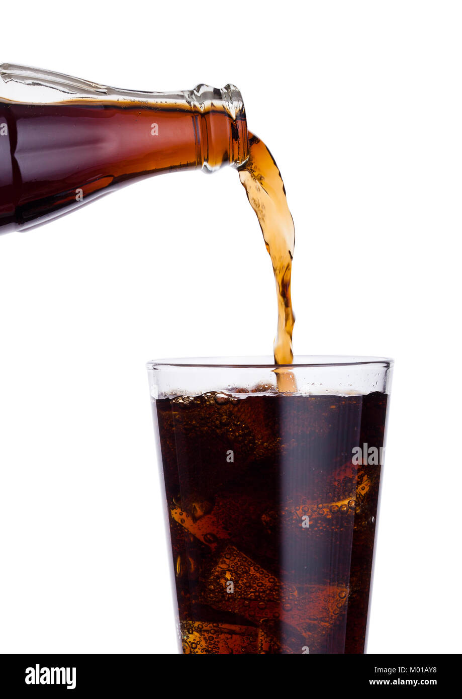 Verter la bebida gaseosa de cola de la botella al vaso con cubitos de hielo  sobre fondo blanco Fotografía de stock - Alamy