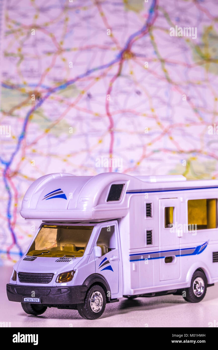 Modelo / autocaravana autocaravana con mapa de desenfoque / atlas en el fondo. Concepto de cualquier aspecto de camping / touring / la libertad del camino abierto, etc. Foto de stock