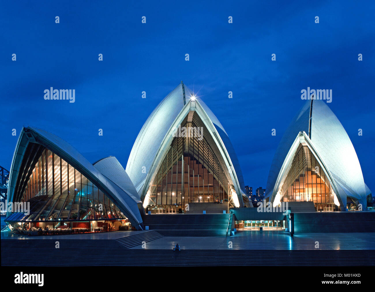 Al anochecer, la Casa de Ópera de Sidney, Nueva Gales del Sur, Australia Foto de stock
