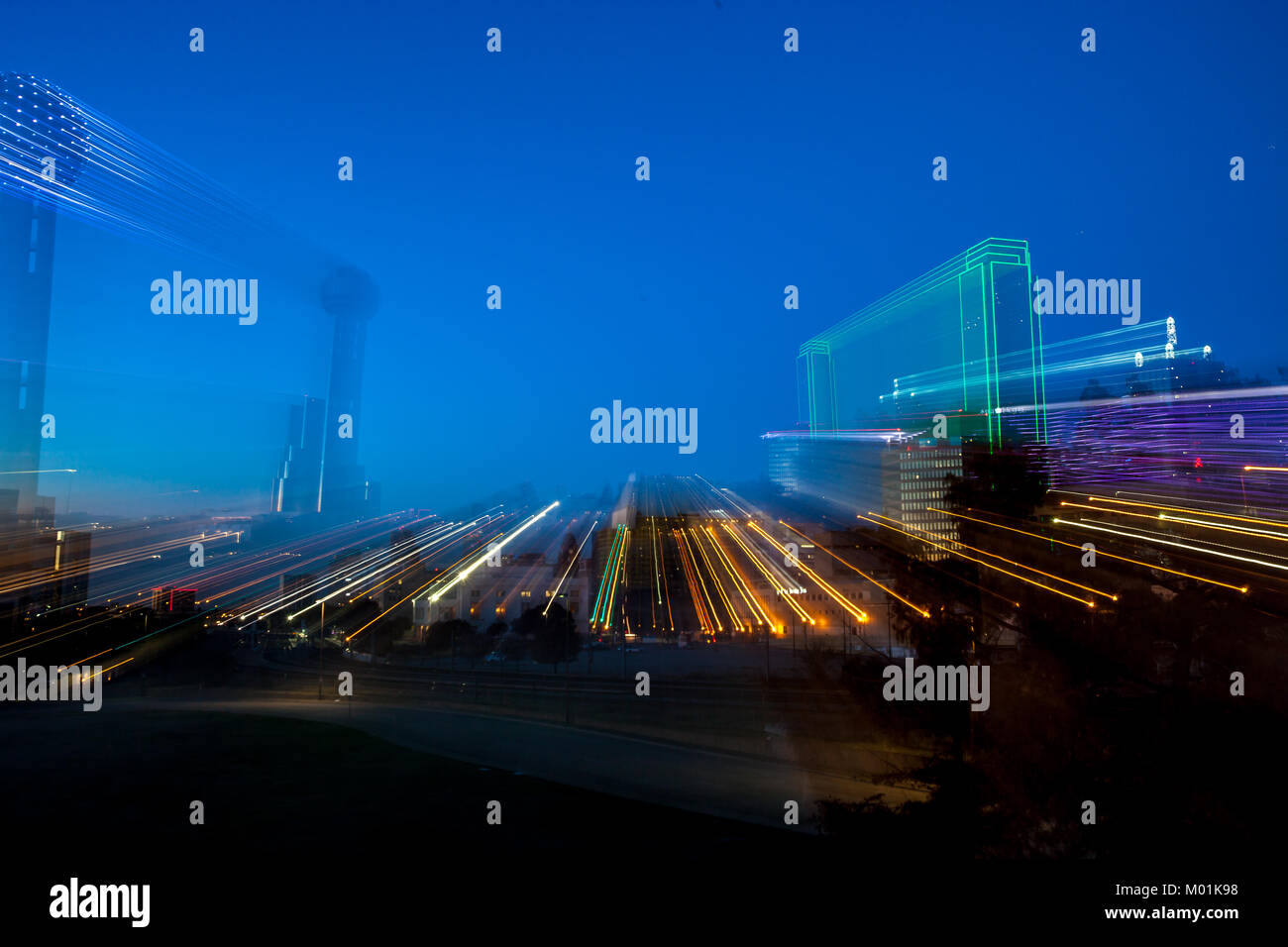 Vista de la ciudad de noche con estelas de luz - ciudad de movimiento rápido del concepto de la vida Foto de stock