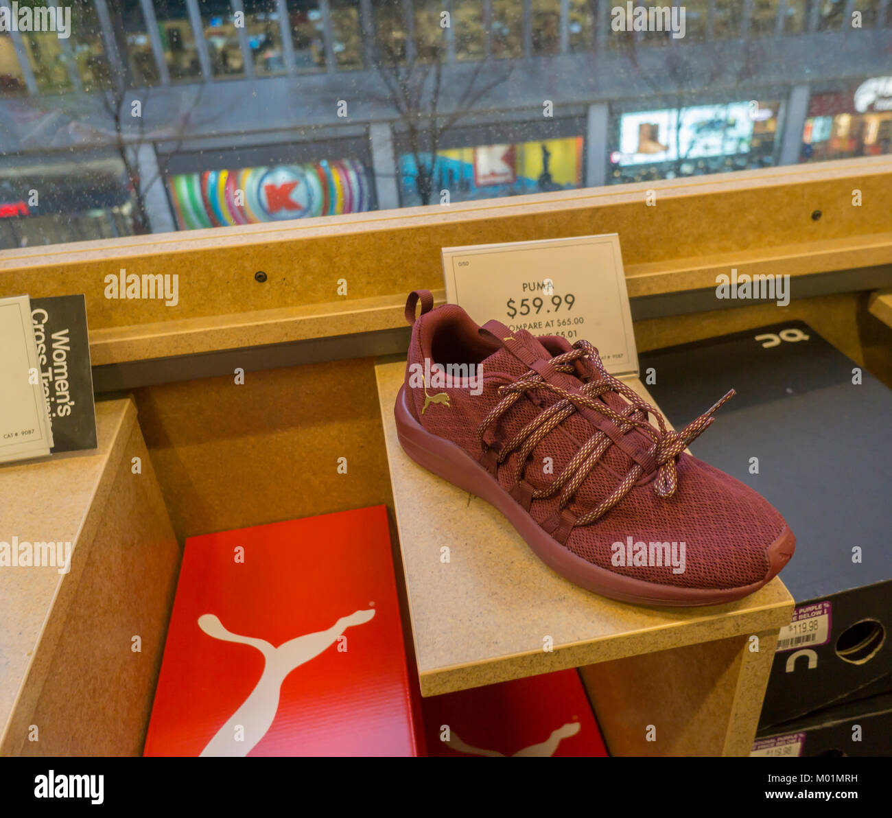 Una zapatilla de marca Puma en exhibición en una tienda de zapatos en Nueva  York el viernes, 12 de enero de 2018. La compañía francesa Kering va a  desprenderse de Puma, devolviendo