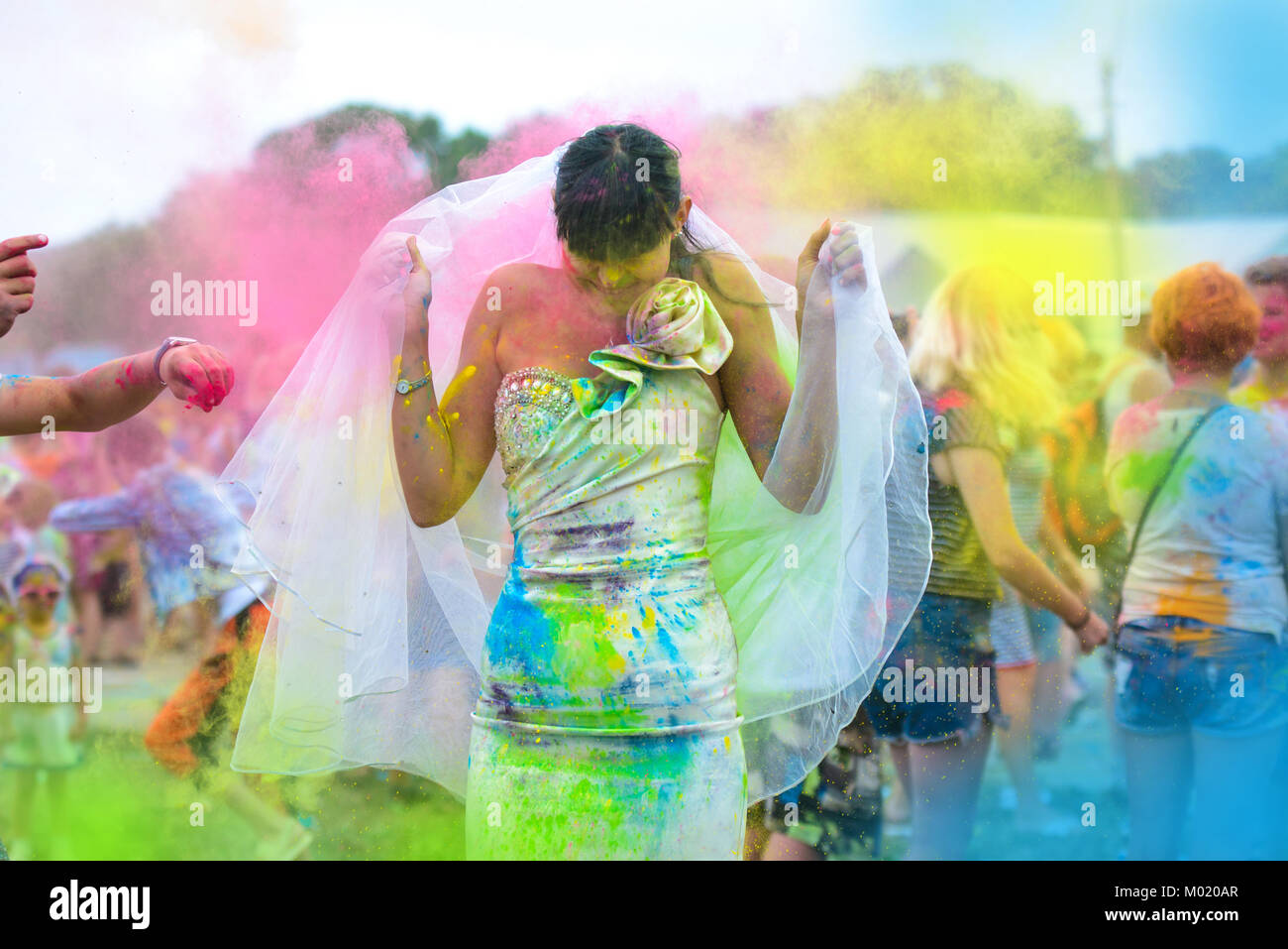 Joven mujer alegre en Holi pintura parte en traje de novia Fotografía de  stock - Alamy