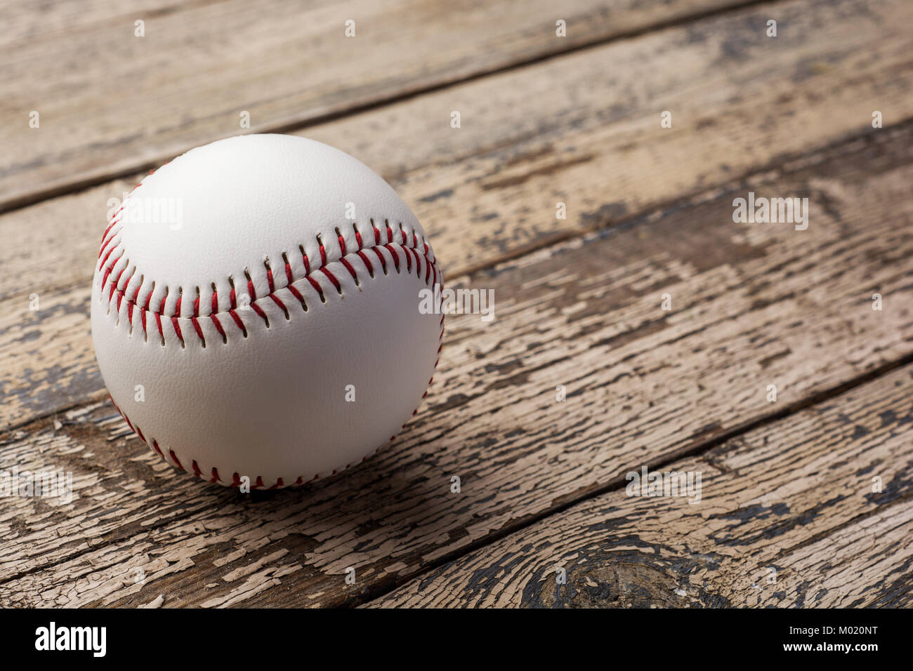 Bola de béisbol en antiguos backstage de madera rústica. Foto de stock