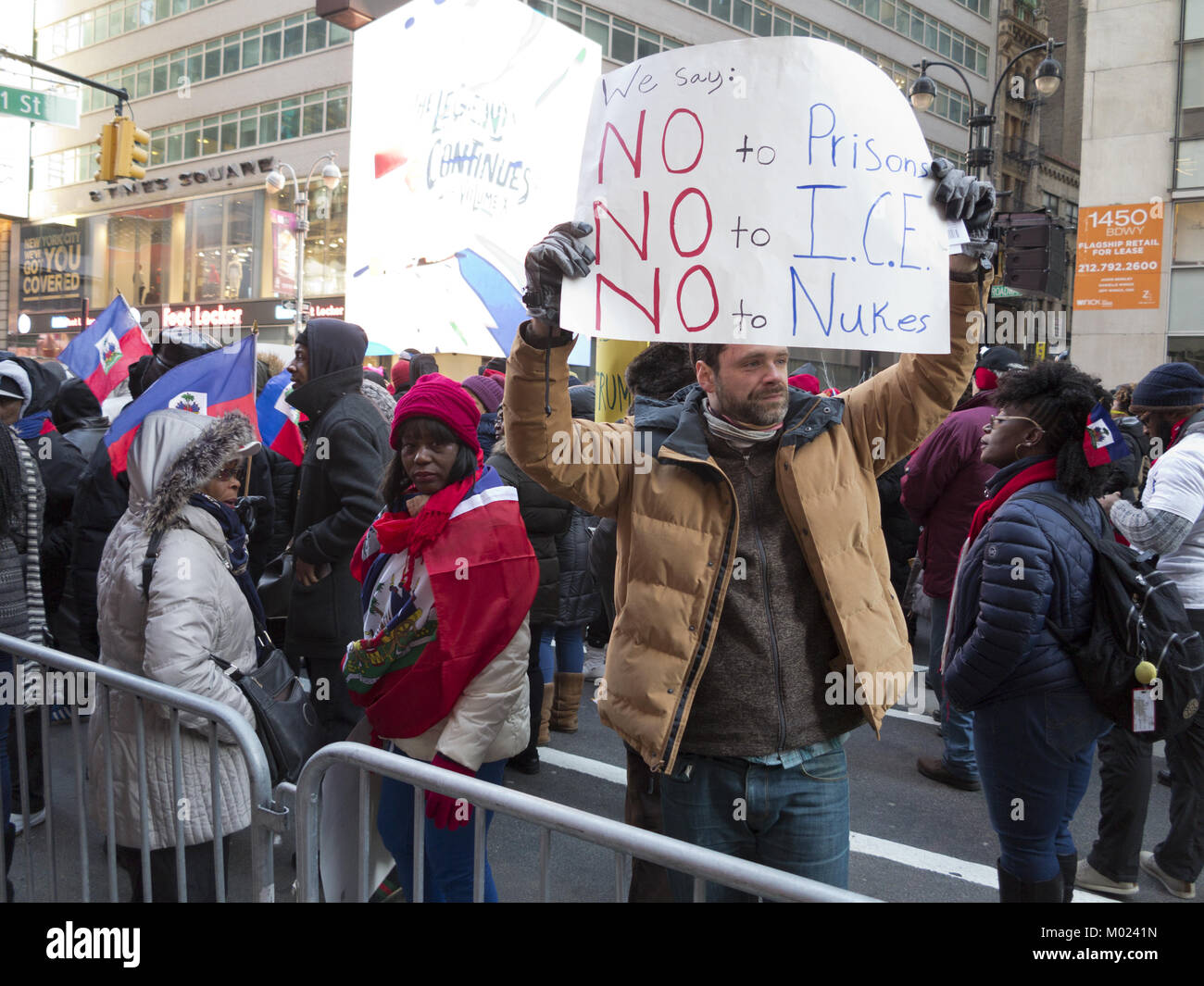Manifestación contra el Racismo: Stand Up para Haití y África en Times Square en la ciudad de Nueva York en Jan.15, 2018, Día de Martin Luther King. Foto de stock
