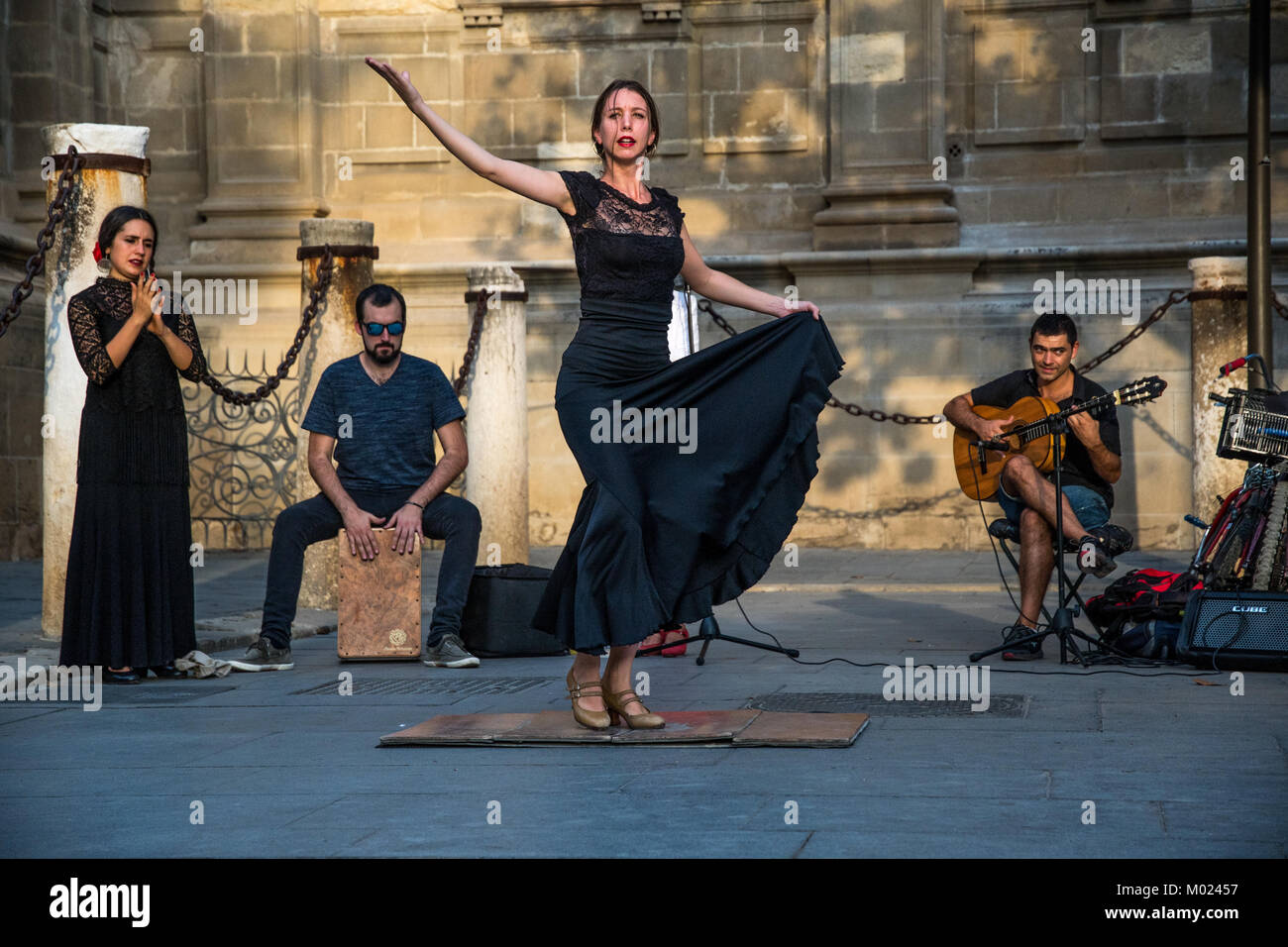 Sevilla, Andalucía / España - 13 de octubre de 2017: el flamenco bailarina callejera Foto de stock