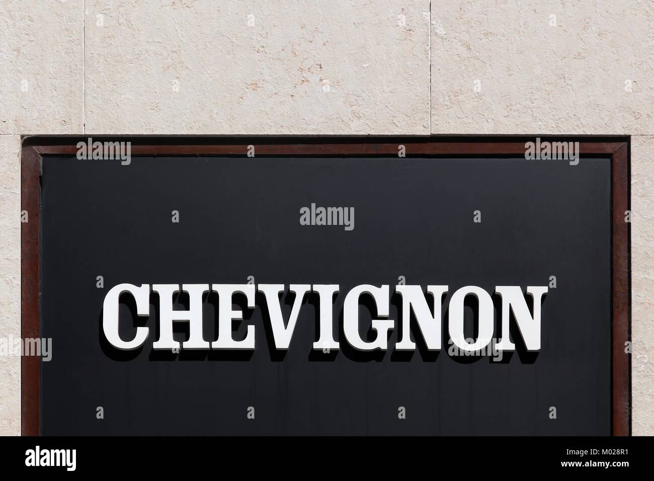 Lyon, Francia - 26 de mayo de 2017: Chevignon logotipo en una pared. Chevignon es francesa de prêt-à-porter empresa fundada en 1979 Foto de stock