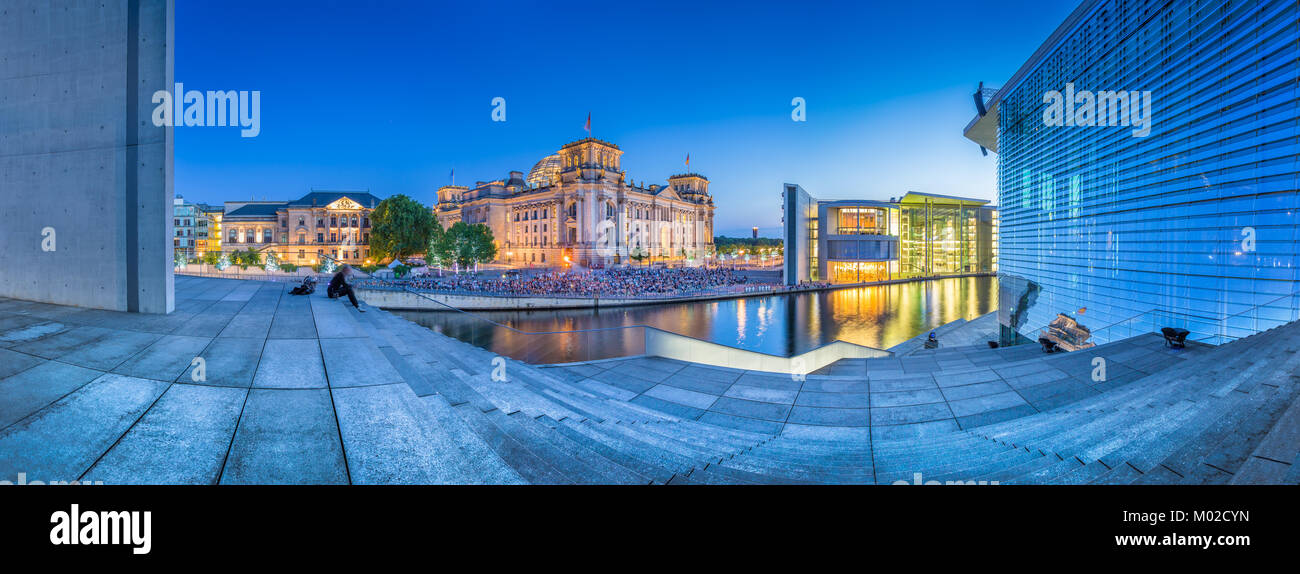 Vista panorámica del distrito Regierungsviertel (Gobierno) con el edificio del Reichstag famoso y Pablo lóbulo Haus (Deutscher Bundestag) al atardecer, Berlín, Alemania Foto de stock