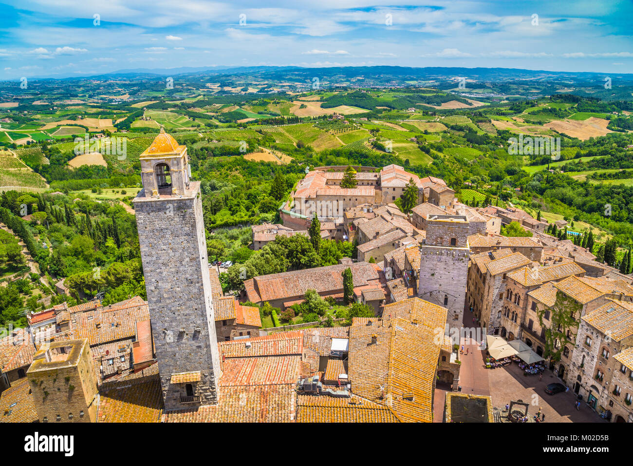 Antena de gran ángulo de visión de la histórica ciudad de San Gimignano con campiña toscana en un día soleado, Toscana, Italia Foto de stock