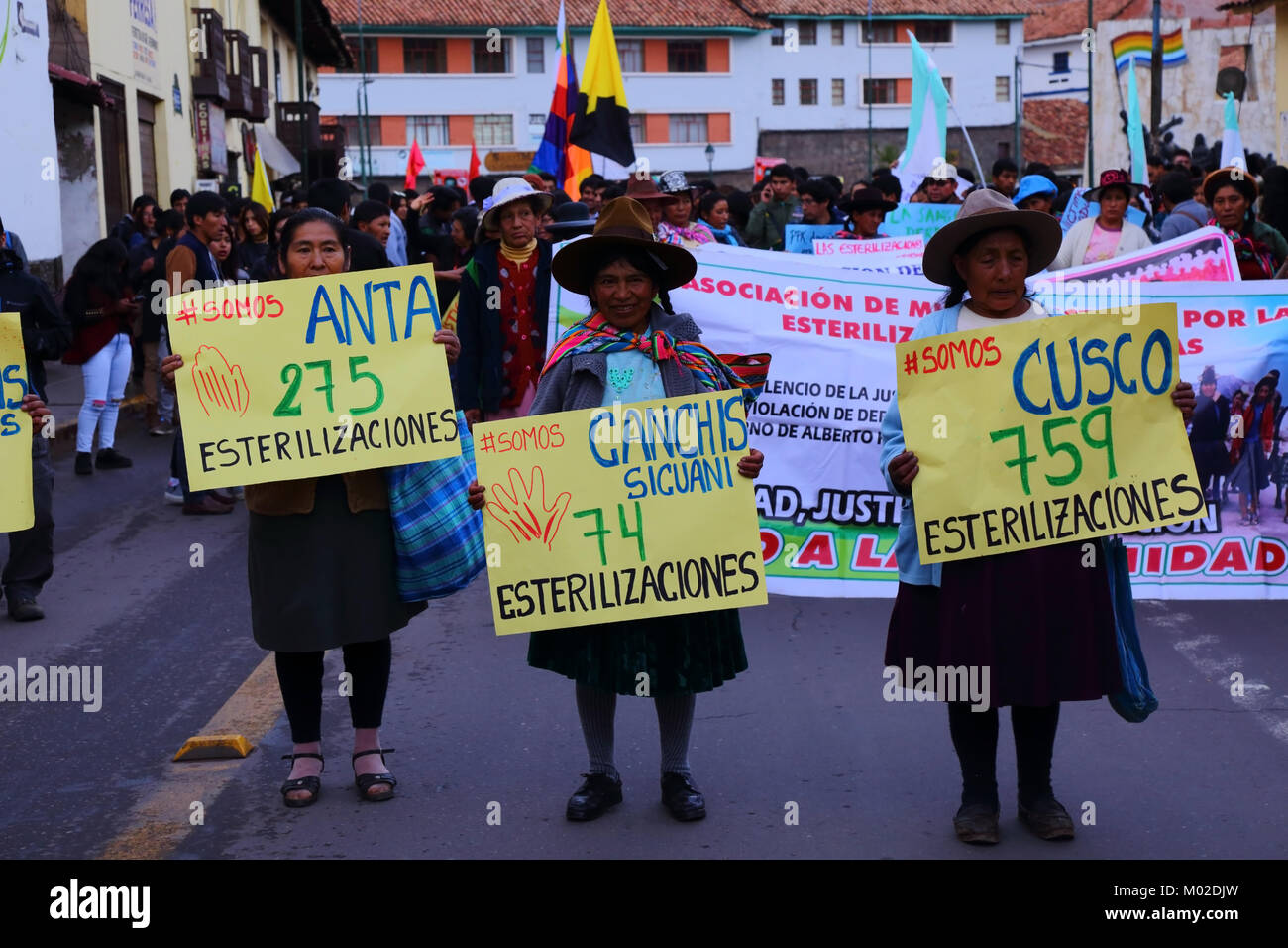 Las víctimas del ex presidente peruano Alberto Fujimori, programa de  esterilización forzada participar en una marcha de protesta contra el  indulto concedido a él, Perú Fotografía de stock - Alamy