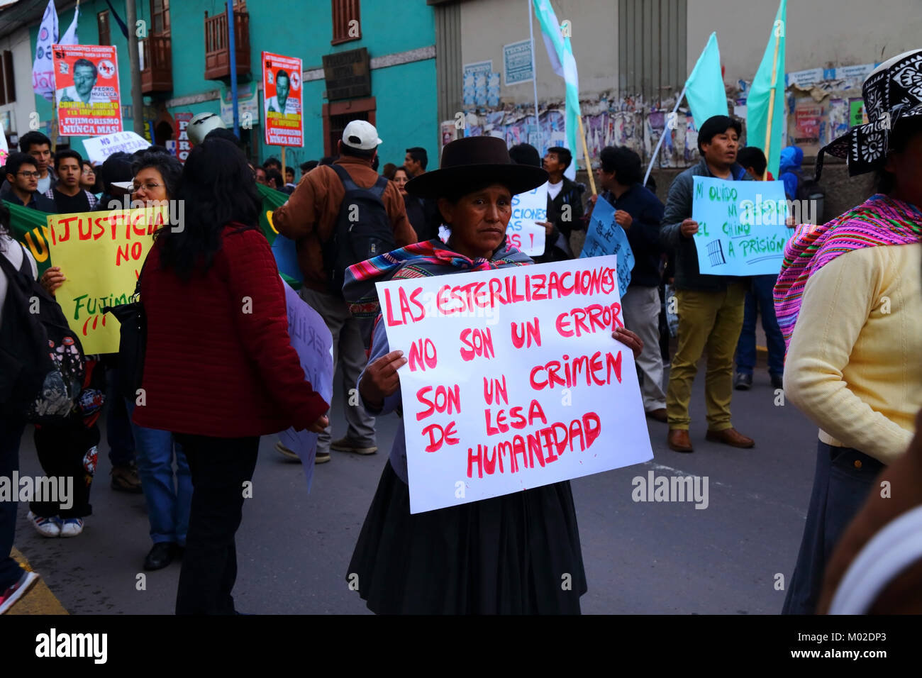 Una víctima del ex presidente peruano Alberto Fujimori, programa de  esterilización forzada toma parte en una marcha de protesta contra el  indulto concedido a él, Perú Fotografía de stock - Alamy