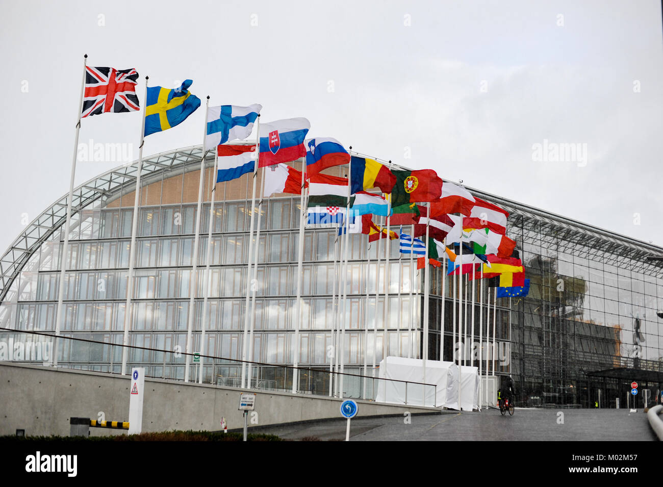 Banderas de los países europeos frente al Banco Europeo de Inversiones, Luxemburgo Foto de stock