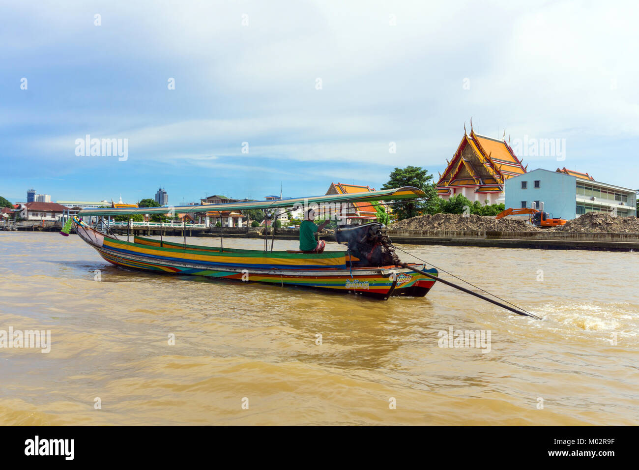 Asia,Tailandia, Bangkok,típico barco sobre el río Chao Phraya, el templo budista en fondo Foto de stock