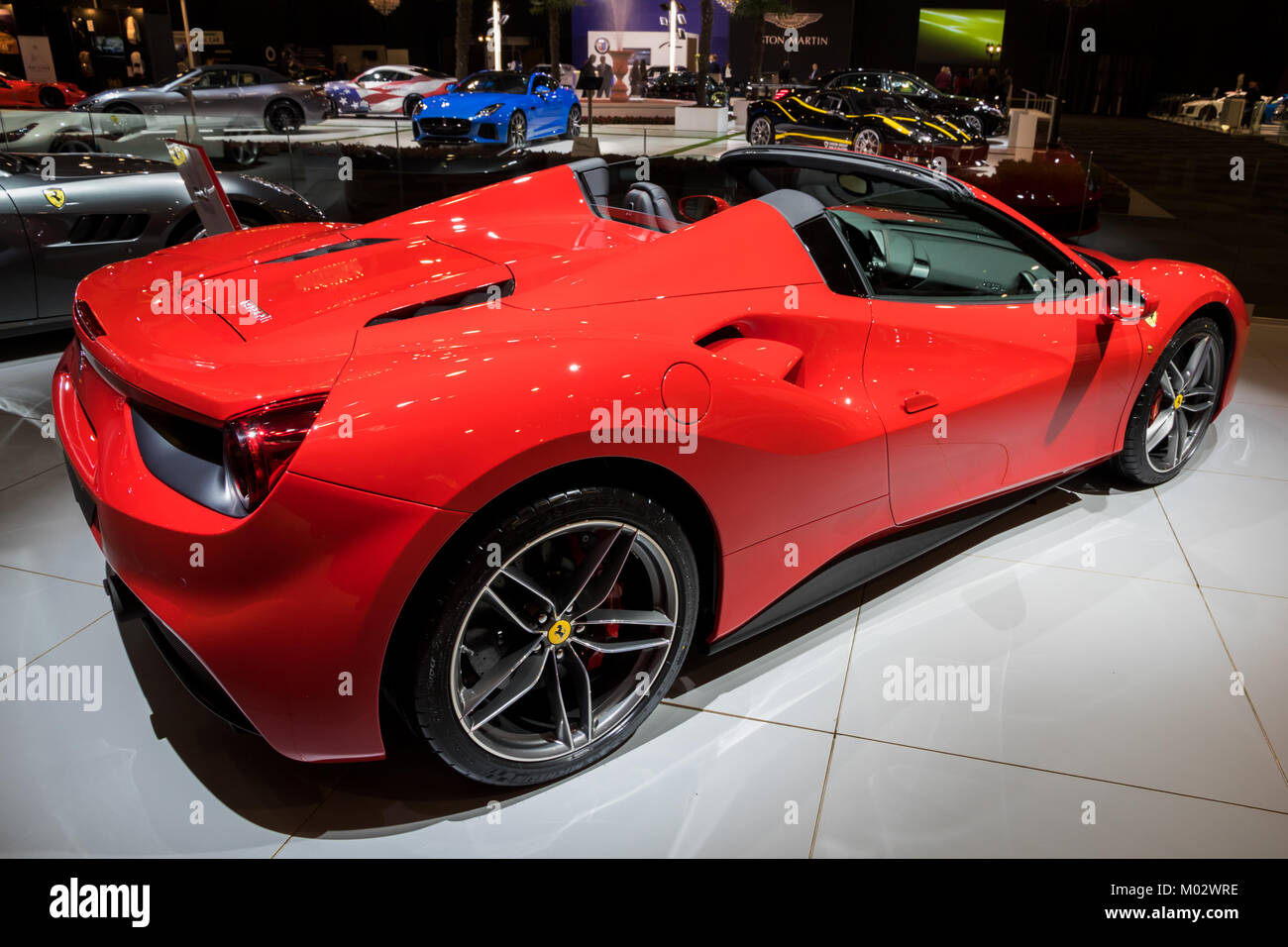 Bruselas - Jan 10, 2018: Ferrari 488 Spider coche deportivo exhibido en el Motor Show de Bruselas. Foto de stock