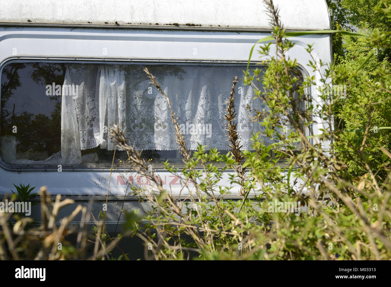 4037 / Leerstehendes Wohnwagen en Berlin Neukoelln: Deutschland, Berlín, NEUKOELLN, Alemania, 20.06.2013 - J.A.Fischer Foto de stock
