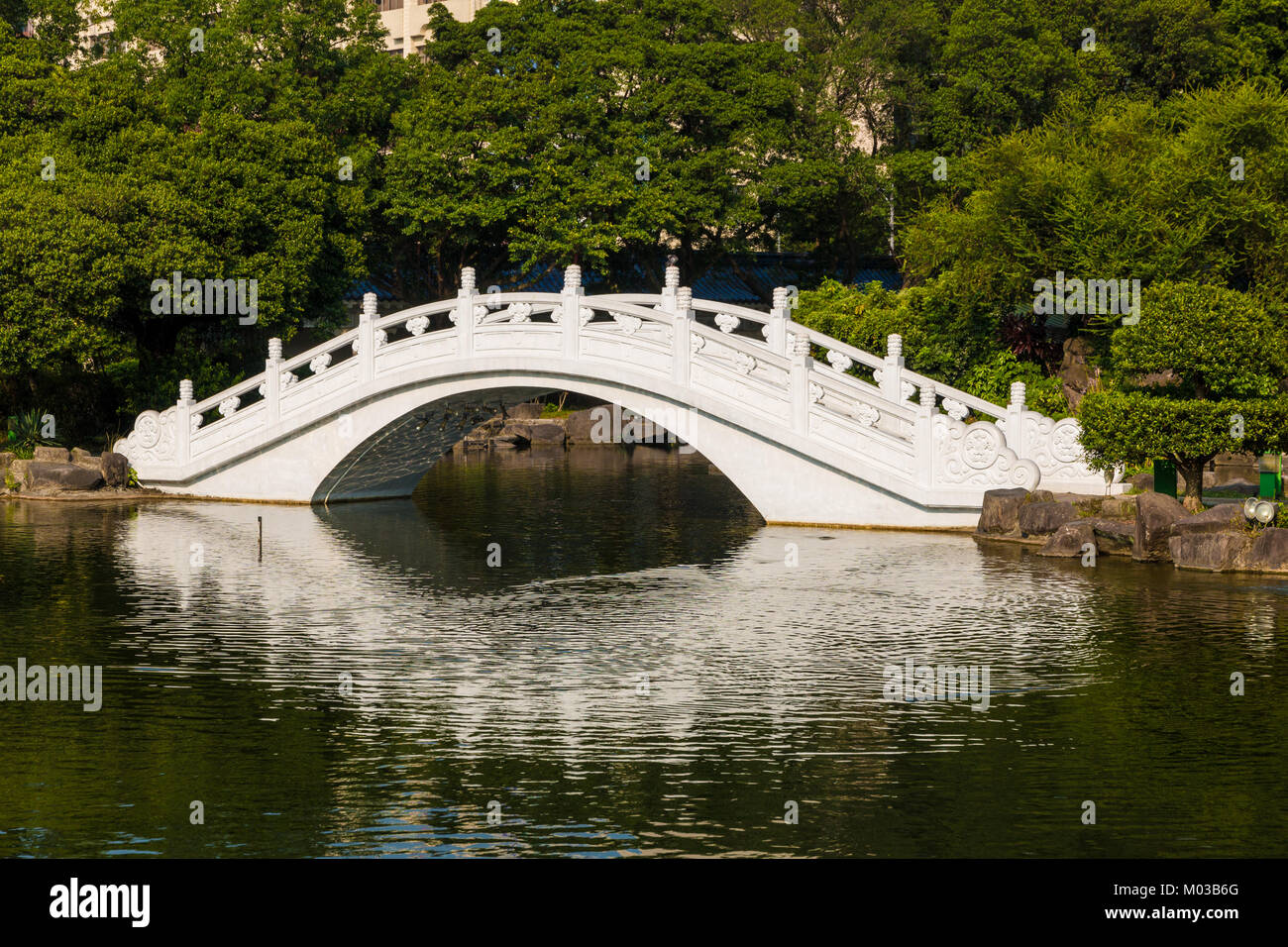Una típica china blanca puente de arco en el parque que rodea el Chiang Kai-shek Memorial Hall en Taipei, Taiwán. Foto de stock