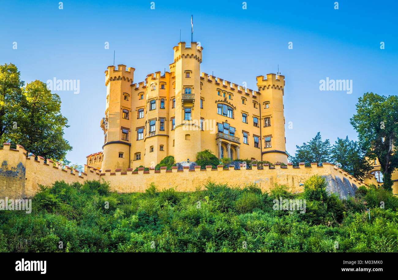 Hermosa vista del mundialmente famoso Castillo Hohenschwangau, el siglo xix infancia residencia del rey Luis II de Baviera, al atardecer, Füssen, Alemania Foto de stock