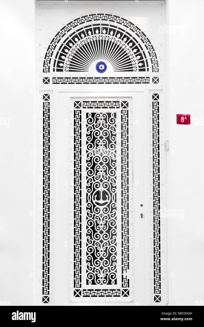 Puerta frontal blanco tradicional .Estambul,Turkiye Foto de stock