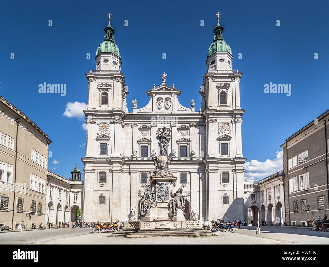 La famosa catedral de Salzburgo (Salzburger Dom) en Domplatz, tierra de Salzburgo, Austria Foto de stock