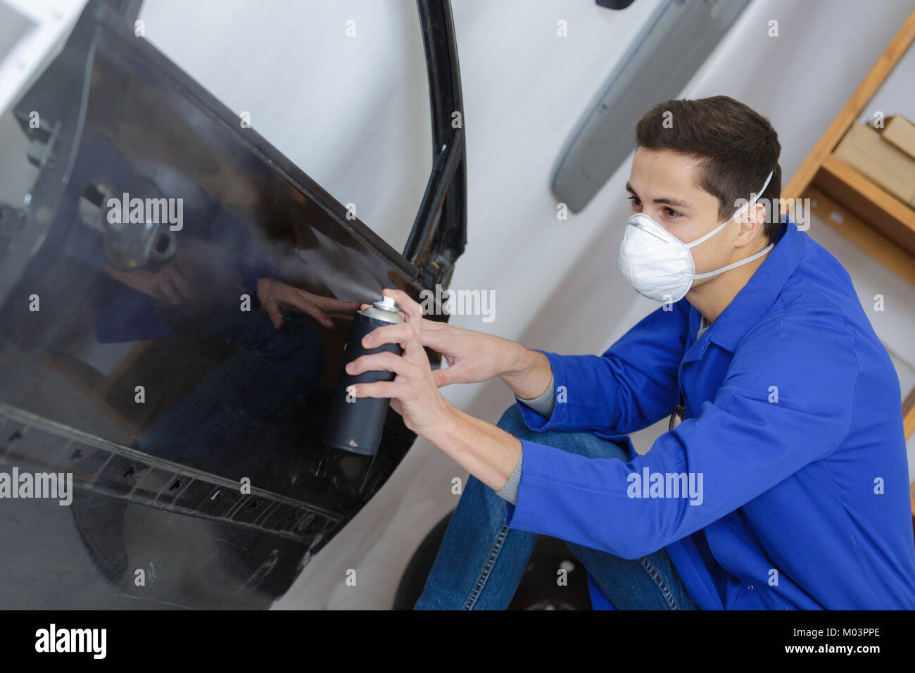 Usando un pulverizador mecánico con pintura para pintar un coche Fotografía  de stock - Alamy