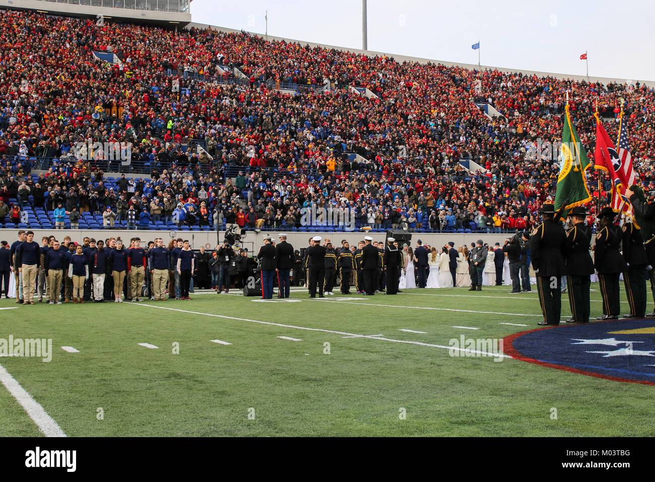 El Coronel Jeffrey Smitherman y Gral. Jonathan Landers observar futuros marinos como levantan sus manos por el Juramento de alistamiento en el tazón Liberty Memorial Stadium en Memphis, Tennessee, del 30 de diciembre de 2017. El juramento tuvo lugar en el campo de fútbol antes de que el juego entre el Estado de Iowa y la Universidad de Memphis. Smitherman es el 6to distrito de reclutamiento del Cuerpo de Infantería de Marina y comandante Landers es el Oficial de Reclutamiento de Nashville. (Ee.Uu. Marine Corps Foto de stock