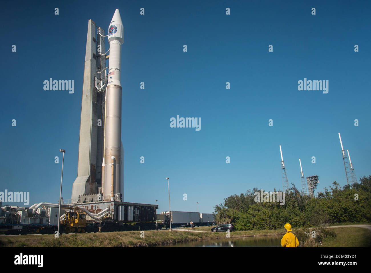 La estación de la Fuerza Aérea de Cabo Cañaveral, Florida, Estados Unidos. El 17 de enero de 2018, una alianza de naciones de lanzamiento del cohete Atlas V llevando el SBIRS GEO 4 vuelo la carga se acumula en preparación para el lanzamiento en el Complejo de Lanzamiento Espacial 41 de la Estación Cañaveral de la Fuerza Aérea el 17 de enero de 2018, en Cabo Cañaveral, Florida. El sistema de infrarrojos basados en el espacio para la misión de la Fuerza Aérea de los Estados Unidos está programada para ser lanzada el 18 de enero. Crédito: Planetpix/Alamy Live News Foto de stock