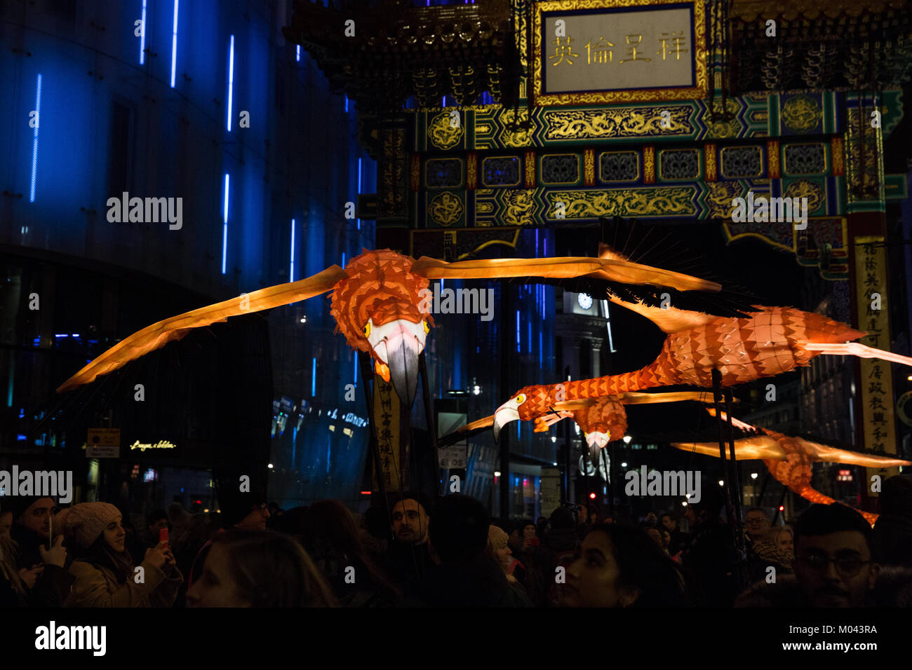 Londres, Reino Unido. 18 ene, 2018. El Lumiere light festival de Londres ha vuelto a transformar Londres nocturno para una segunda edición que consta de 50 obras de arte. Foto de la Linterna Empresa con Jo Pocock's "Flamingo Ruta Migratoria' en y alrededor de Gerrard Street, que representa la migración intercontinental rutas tomadas por flamencos cada año y establece un paralelo con la migración humana. Crédito: Mark Kerrison/Alamy Live News Foto de stock