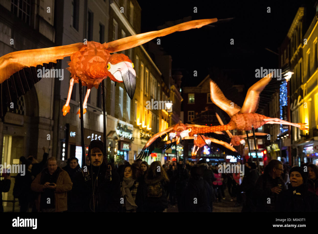 Londres, Reino Unido. 18 ene, 2018. El Lumiere light festival de Londres ha vuelto a transformar Londres nocturno para una segunda edición que consta de 50 obras de arte. Foto de la Linterna Empresa con Jo Pocock's "Flamingo Ruta Migratoria' en y alrededor de Gerrard Street, que representa la migración intercontinental rutas tomadas por flamencos cada año y establece un paralelo con la migración humana. Crédito: Mark Kerrison/Alamy Live News Foto de stock