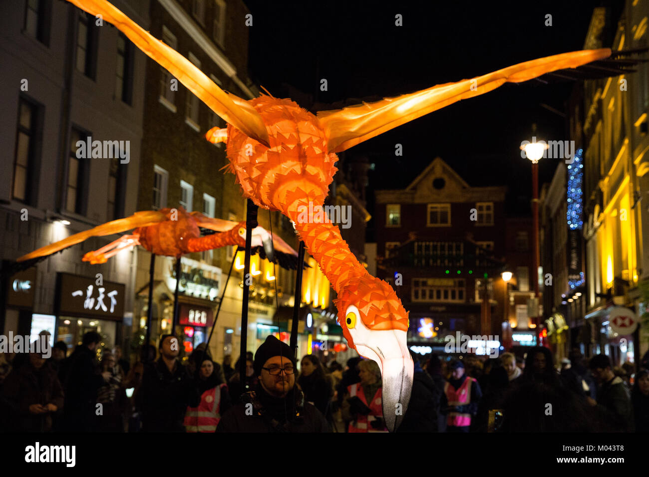 Londres, Reino Unido. 18 ene, 2018. El Lumiere light festival de Londres ha vuelto a transformar Londres nocturno para una segunda edición que consta de 50 obras de arte. Foto de la Linterna Empresa con Jo Pocock's "Flamingo Ruta Migratoria' en y alrededor de Gerrard Street, que representa la migración intercontinental rutas tomadas por flamencos cada año y establece un paralelo con la migración humana. Crédito: Mark Kerrison/Alamy Live News Foto de stock