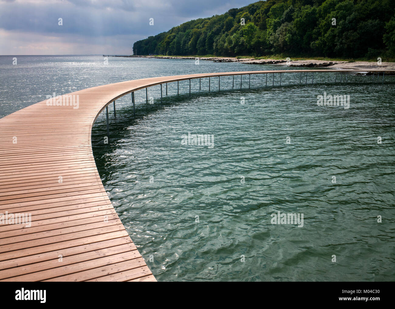 Registro playa arrastrados hasta el infinito Bridgea escultura realizada por el arquitecto danés studio & Povlsgaard Arkitekter Gjøde Foto de stock