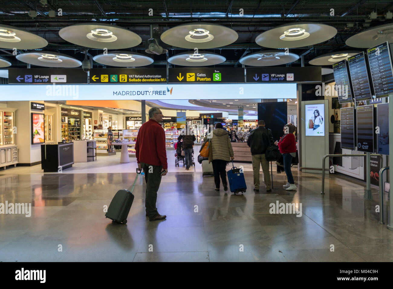 Los pasajeros y la información de vuelo en Adolfo Suárez Aeropuerto ...