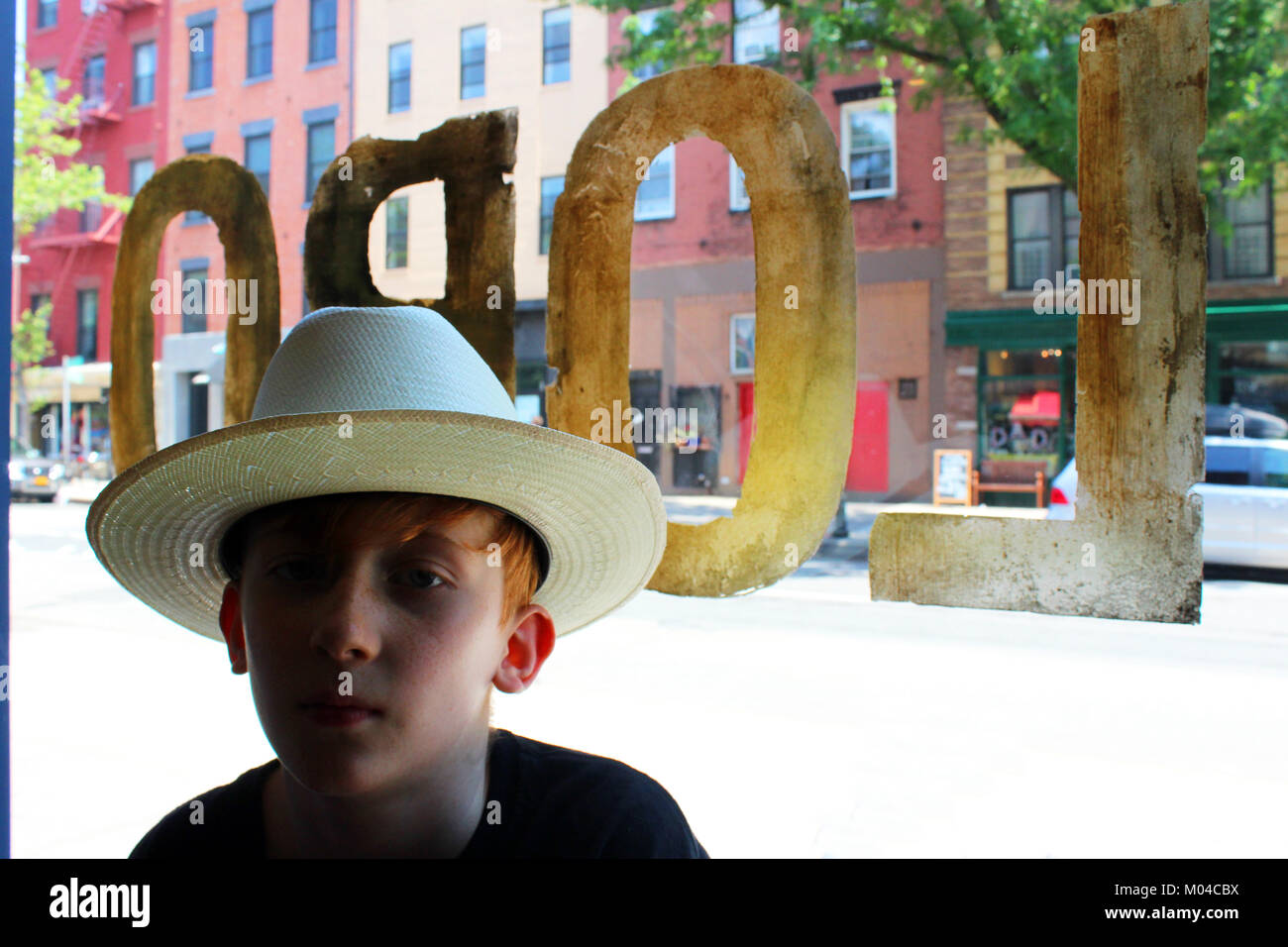 Pelo rojo niño usando stetson camino abierto sombrero de vaquero en lobo bar Brooklyn Nueva York Foto de stock