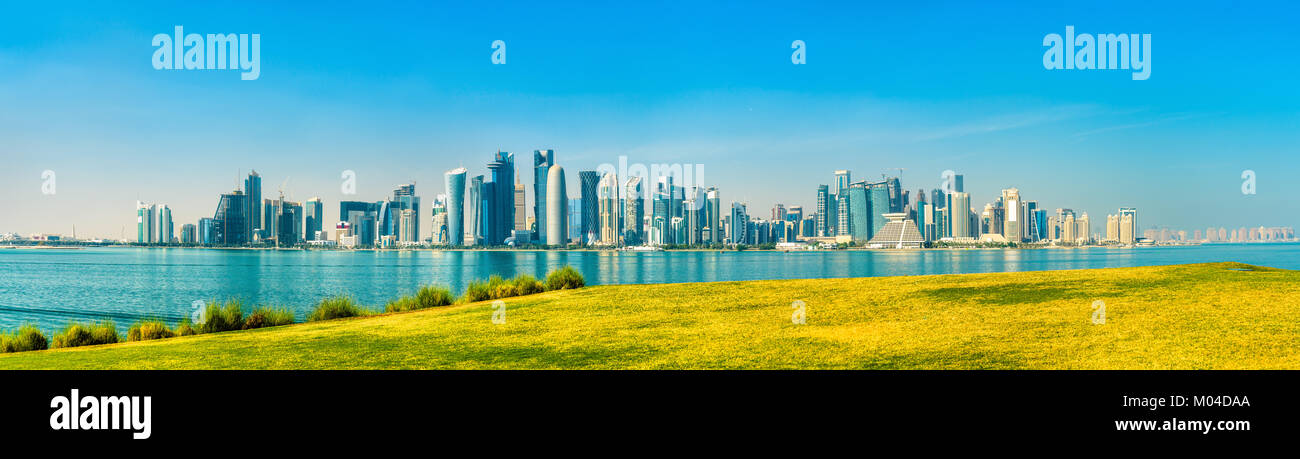 Horizonte de Doha, capital de Qatar. Foto de stock