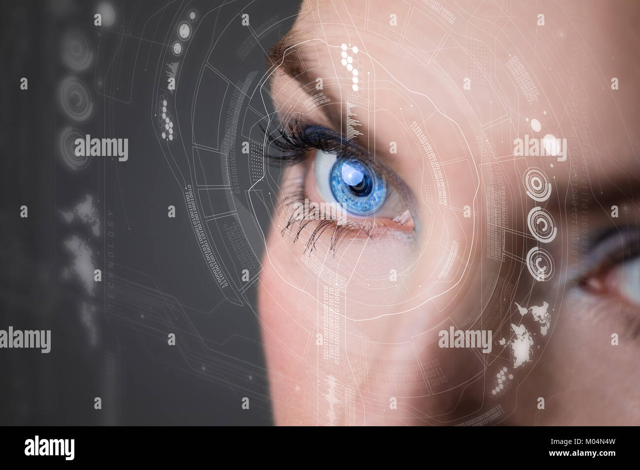 Concepto de reconocimiento del iris de lente de contacto inteligente. Los medios de comunicación mixtos. Foto de stock