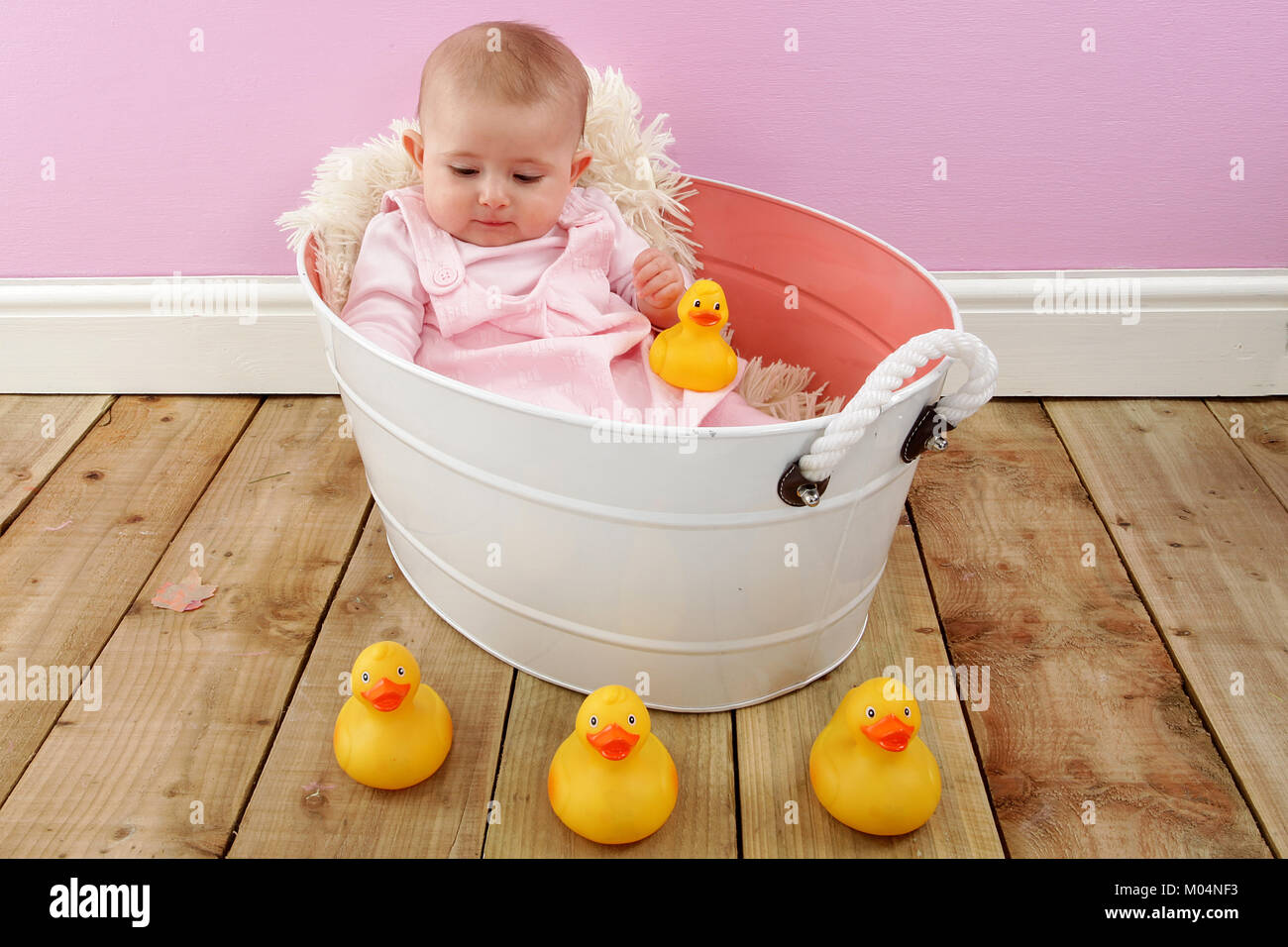 6 mes de edad niña vintage tin bañera Fotografía de stock - Alamy